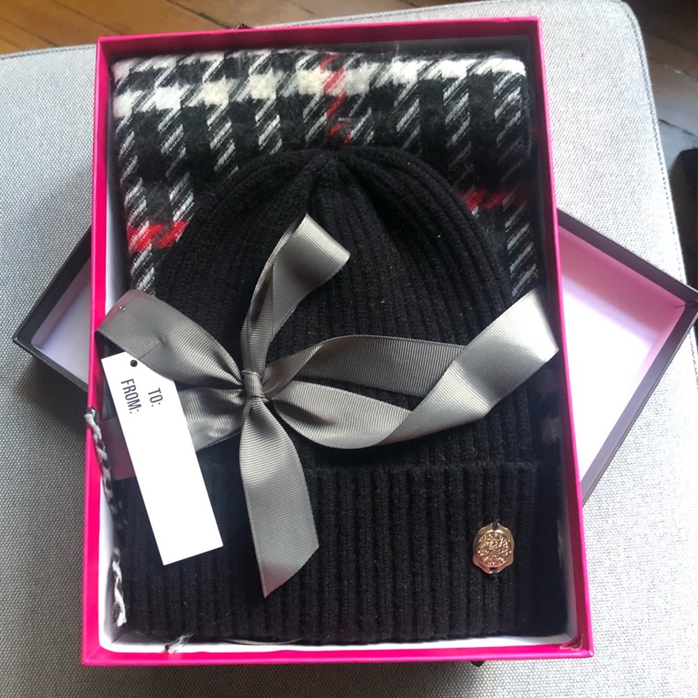VINCE CAMUTO Beanie and Scarf Boxed Set